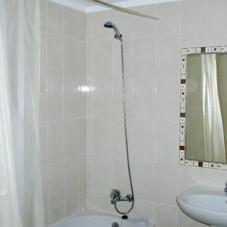 Albufeira View Apartment: Pool, Garden, Near * Olhos de Agua (Albufeira)
