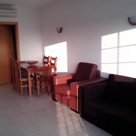 Spacious In Albufeira 80 M² With Shared Pool * Olhos de Agua (Albufeira)