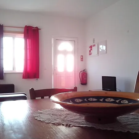 Spacious In Albufeira 80 M² With Shared Pool *