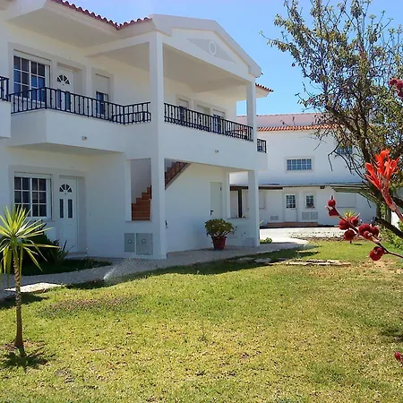 Spacious In Albufeira 80 M² With Shared Pool *