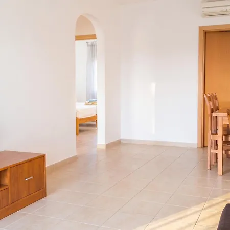 Spacious In Albufeira 80 M² With Shared Pool