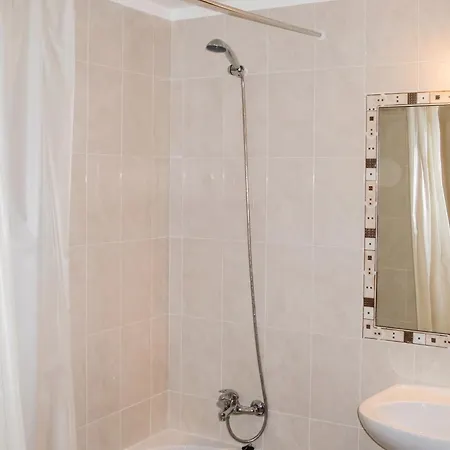 Spacious In Albufeira 80 M² With Shared Pool
