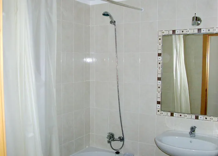 Spacious In Albufeira 80 M² With Shared Pool * Olhos de Agua (Albufeira)